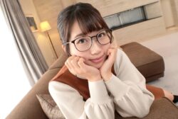 SIRO-4822 [First shot] [Glasses girls] [Blow job with thick sticking] Excavation of a sensitive, sullen and